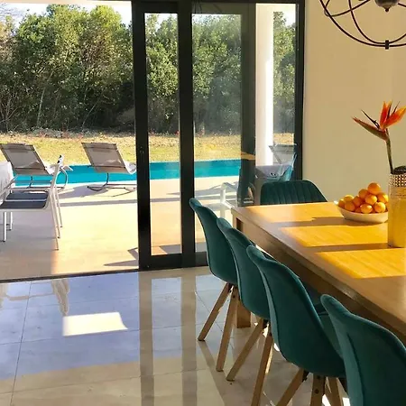 Stylish Near Dubrovnik With A Swimming Pool * 米利尼
