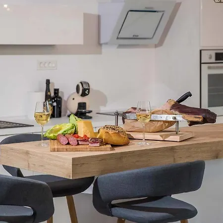 Stylish Near Dubrovnik With A Swimming Pool 米利尼